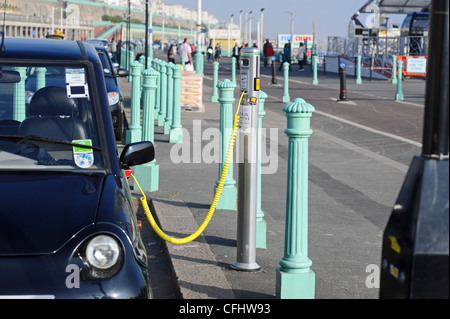 Civitas auto elettrica punto di carica sul lungomare di Brighton Regno Unito Foto Stock