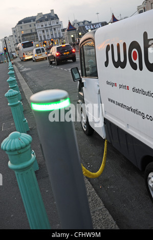 Furgone elettrico inserito nella civitas veicolo Punto di carica sul lungomare di Brighton Regno Unito Foto Stock