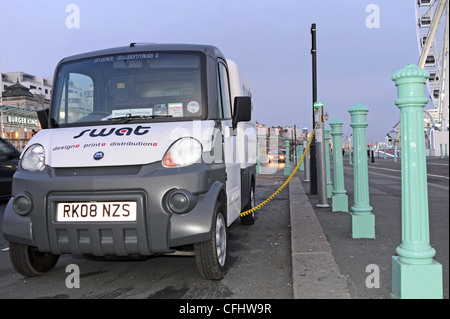 Furgone elettrico inserito nella civitas veicolo Punto di carica sul lungomare di Brighton Regno Unito Foto Stock