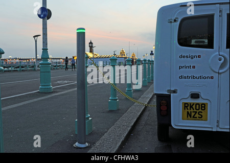 Furgone elettrico inserito nella civitas veicolo Punto di carica sul lungomare di Brighton Regno Unito Foto Stock