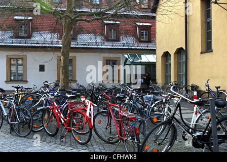 Le biciclette parcheggiate nel centro città square, Bamberg, Baviera, Germania, Europa. Foto Stock