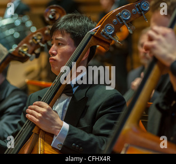 Parigi, Francia, nord coreana Symphony Orchestra "l'Orchestra Unhasu' insieme con "Radio France Philharmonic Orchestra' eseguire il primo concerto in Europa, nella Salle Playel Theatre, Foto Stock