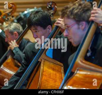 Parigi, Francia, nord coreana Symphony Orchestra "l'Orchestra Unhasu' insieme con "Radio France Philharmonic Orchestra' eseguire il primo concerto in Europa, nella Salle Playel Theatre, Foto Stock