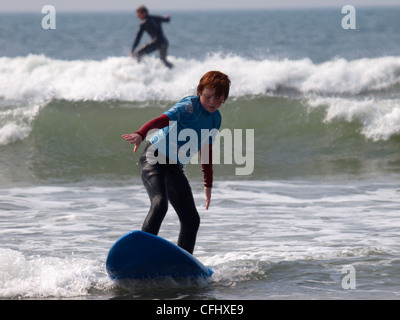 Ragazzo giovane imparare a navigare, Bude, Cornwall, Regno Unito Foto Stock