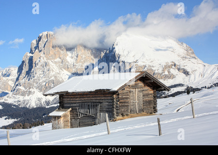 Cabina nella parte anteriore del monte Sassolungo / Sassolungo, Alpe di Siusi / Alpe di Siusi Alto Adige - Italia Foto Stock