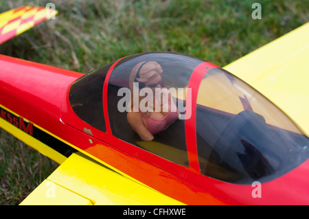Aereo modello con busty pilota femmina Foto Stock
