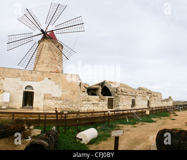 Vecchio mulino a vento in Sicilia, Trapani, Italia Foto Stock