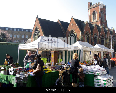 Regno Unito Londra ovest acton il mercato settimanale in Crown Street Foto Stock