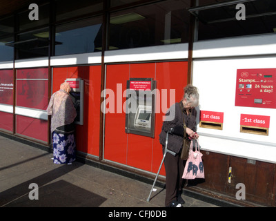 Regno Unito Londra ovest acton le macchine di contanti al di fuori dell'ufficio postale di Crown Street Foto Stock