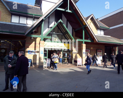 Regno Unito Londra ovest acton il mercato settimanale al di fuori di morrisons supermercato in Crown Street Foto Stock