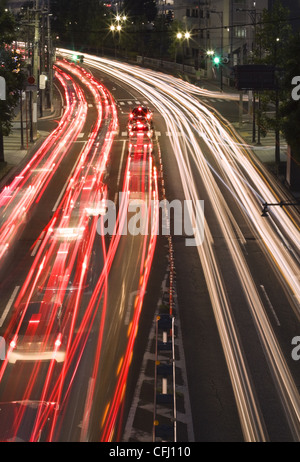Colorato motion blur abstract su una strada della città durante la notte-Sendai, Giappone. Foto Stock