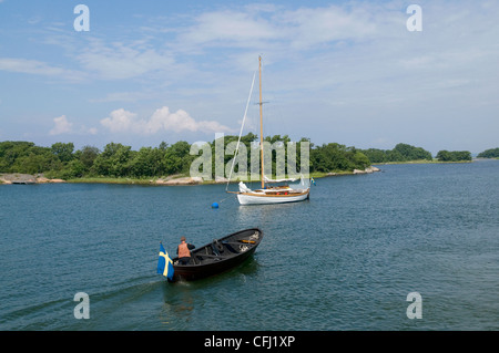 Barche in frazione baia di Rödlöga nell'arcipelago di Stoccolma, Svezia Foto Stock