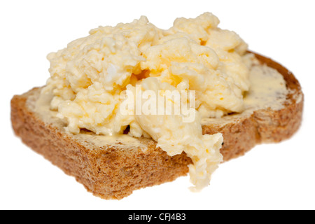 Uova strapazzate su toast integrale Foto Stock