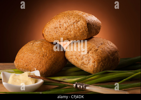 Pane integrale rotoli su sfondo marrone. Foto Stock