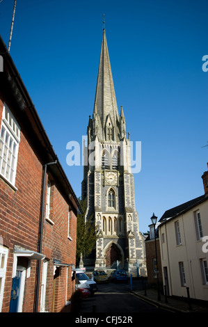 Dorking centro sistema a senso unico e di San Martino e Chiesa dorkings molto famosa South Street Foto Stock