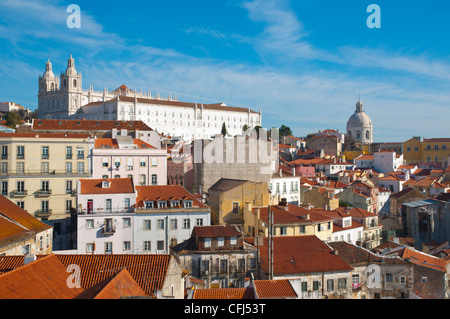 Quartiere di Alfama con Sao Vicente de Fora chiesa centrale di Lisbona Portogallo Europa Foto Stock