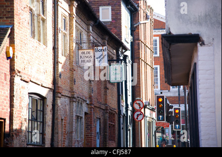 Dorking centro sistema a senso unico e di San Martino e Chiesa dorkings molto famosa South Street Foto Stock