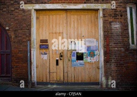 Dorking centro sistema a senso unico e di San Martino e Chiesa dorkings molto famosa South Street Foto Stock