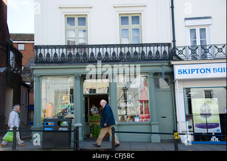 Dorking centro sistema a senso unico e di San Martino e Chiesa dorkings molto famosa South Street Foto Stock