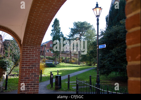 Dorking centro sistema a senso unico e di San Martino e Chiesa dorkings molto famosa South Street Foto Stock