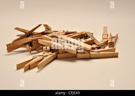 Un mucchio di clothespin sono su sfondo bianco. Foto Stock