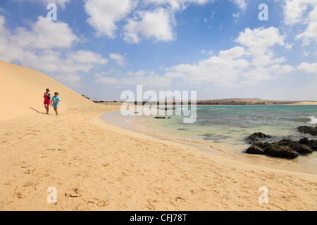 Praia de Chaves, Rabil, Boa Vista, Isole di Capo Verde, Africa. La gente che camminava lungo il mare di tranquilla spiaggia di sabbia bianca Foto Stock