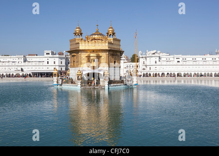 Una vista di tutta la santa pool per il famoso Tempio d'oro il centro della fede sikh ad Amritsar nello stato indiano del Punjab Foto Stock