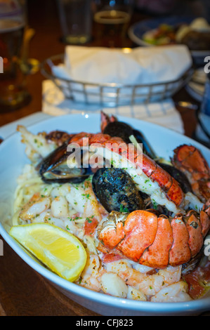 Piatto di frutti di mare con code di aragoste, gamberi e cozze vongole Foto Stock