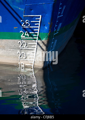 Scala su una barca blu Foto Stock