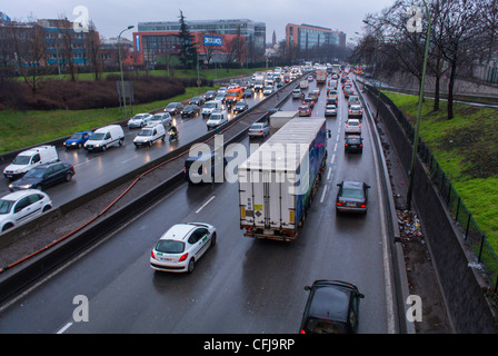 Parigi, Francia, Panoramica traffico sulla circonvallazione autostrada, Péripherique, a Montreuil Suburbs, strada trafficata, strade di Parigi, guida Foto Stock