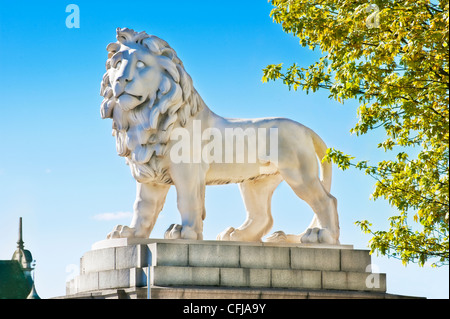 Maestoso massiccio 13 ton white lion la scultura si erge su un basamento con orgoglio nel sole brillante sul Westminster Bridge, Londra Foto Stock