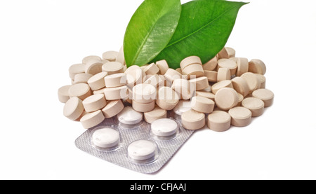 Compresse pillole di medicina bio con foglia verde Foto Stock