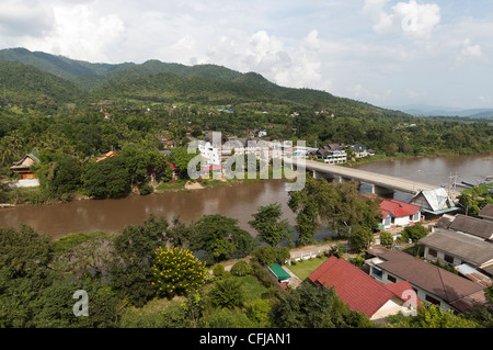 Elk208-4539 Thailandia, Thaton, città lungo il Fiume Mae Kok dal di sopra Foto Stock