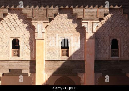 Medersa Ben Youssef, un palazzo del XIV secolo di scuola di insegnamento a Marrakech, in Marocco, in Africa del Nord Foto Stock