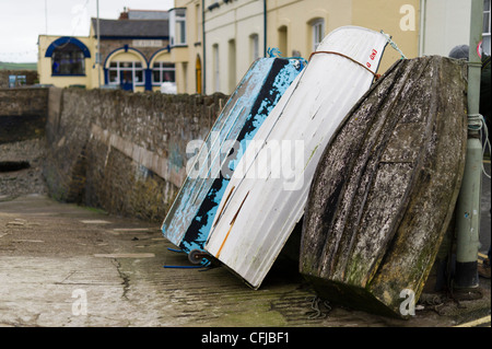 Barche impilate contro un mare di pietra parete in Appledore Devon accanto al fiume Taw Foto Stock