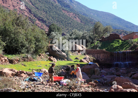 La gente del posto di lavoro la Vallee d'ourika nelle montagne Atlas in Marocco Foto Stock