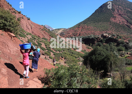 La gente del posto di lavoro la Vallee d'ourika nelle montagne Atlas in Marocco Foto Stock