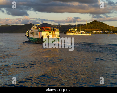 Tramonto sulla baia di Smith (come un traghetto teste a Cruz Bay St. John's), san Tommaso, Isole Vergini Americane Foto Stock