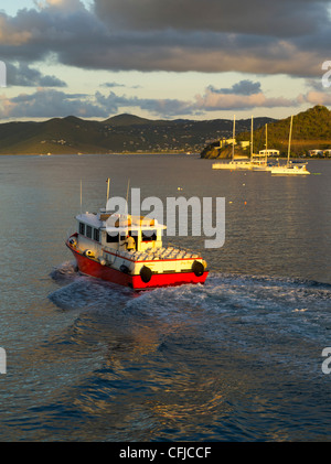 Teste di traghetto a Cruz Bay, San Giovanni da Smith Bay, san Tommaso, Isole Vergini statunitensi al tramonto. Foto Stock