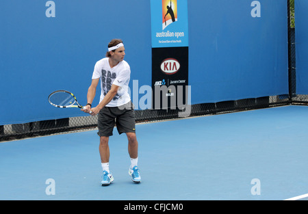 MELBOURNE, Australia - 21 gennaio 2012: ATP World numero 2 giocatore di tennis Rafael Nadal colpisce su una pratica corte 21 Gennaio 2012 Foto Stock