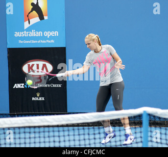 MELBOURNE, Australia - 21 gennaio 2012: WTA mondiale il numero 41 giocatori di tennis Sabine LISICKI urta su una pratica corte. Foto Stock