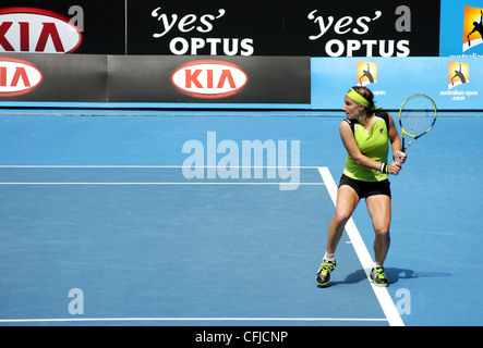 MELBOURNE, Australia - 21 gennaio 2012: WTA tennista Svetlana Kuznetsova attende a colpire di rovescio a Sabine LISICKI. Foto Stock