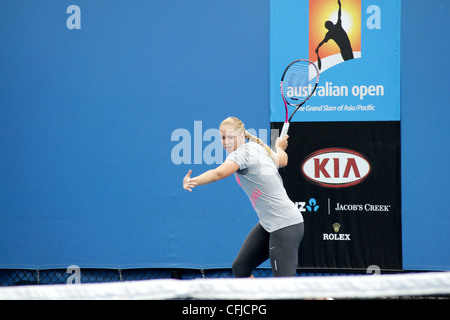 MELBOURNE, Australia - 21 gennaio 2012: WTA mondiale il numero 41 giocatori di tennis Sabine LISICKI urta su una pratica corte Gennaio 21st. Foto Stock