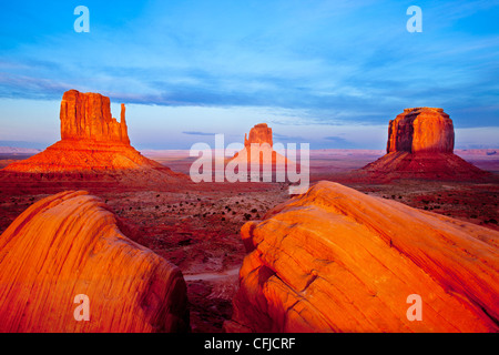 Occidente e Oriente mezzoguanti e Merrick Butte, Monument Valley Arizona, Stati Uniti d'America Foto Stock