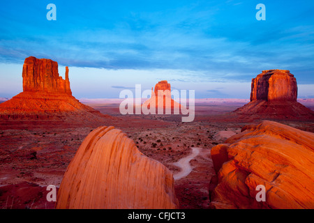 Occidente e Oriente mezzoguanti e Merrick Butte, Monument Valley Arizona, Stati Uniti d'America Foto Stock