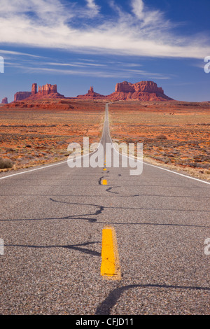 Autostrada 163 che conduce alla Monument Valley, al confine tra Utah e Arizona, Stati Uniti d'America Foto Stock