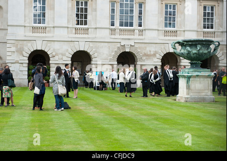 Gli studenti la laurea all'Università di Cambridge, Inghilterra Foto Stock