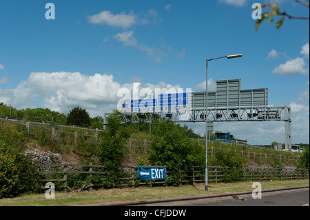 Indicazioni stradali su un overhead gantry sulla M27, in direzione est Foto Stock