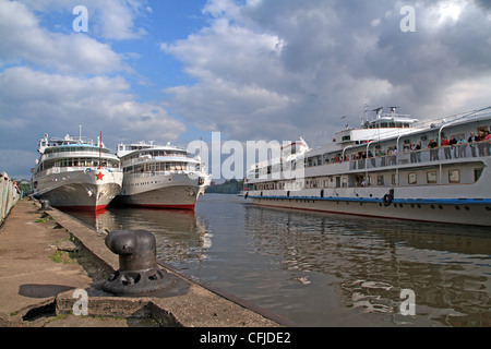 Motore di tre navi in banchina Foto Stock