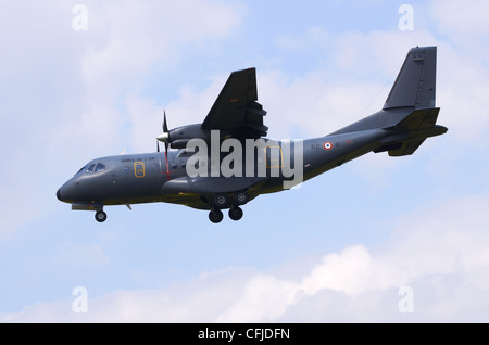 CASA CN-235 200M azionato dalla forza aerea francese Armée de L'aria sull approccio finale per lo sbarco a RAF Fairford, REGNO UNITO Foto Stock